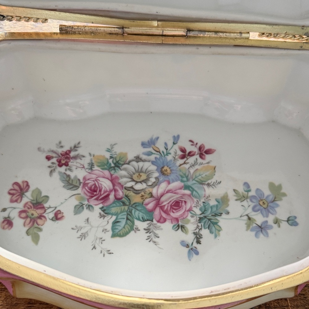 Vintage Large Andrea by Sadek Decorative Jewelry Box with Romantic Scene - Picture 6 of 14